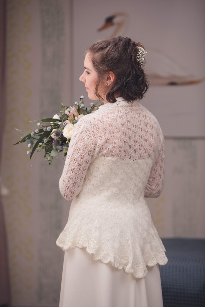 Stina kootud pitskampsunis